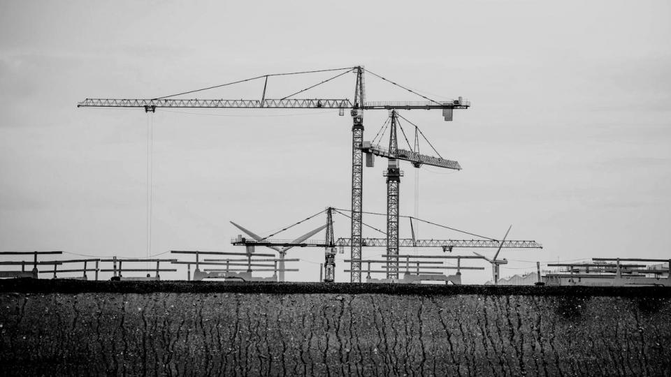 Rødby Havn er centrum i anlægget af Femern Bælt-tunnellen mellem Danmark og Tyskland. Byggepladsen på billedet har ikke noget konkret at gøre med de nye arbejdsklausuler, som i dag lanceres af en bred kreds af aktører i byggesektoren, men fremadrettet kan klausulerne også komme til at virke i Rødby, hvis de bliver en branchestandard.