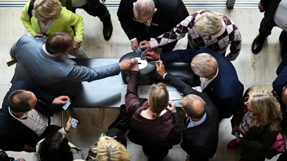 Medlemmer af den tyske Bundestag i Berlin stemmer om en midlertidig nedsættelse af afgifterne på benzin og diesel, der får effekt fra 1. oktober.