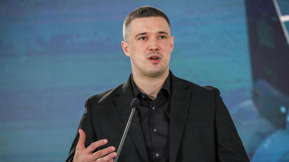 I ca. et halvt år var Mykhajlo Fedorov forsvarsminister, inden han blev fyret efter uenighed med den øverste militære ledelse. Få dage efter blev også forsvarschefen fyret, men det banede ikke vej for, at Fedorov kunne vende tilbage.