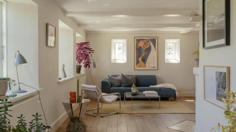 Sofaen er fra Bolia, sofabordet er Poul Kjærholms PK61, og loungestolen er fra Sofacompany. Litografiet er af Chris Ofili, mens bordlampen, sidebordet og vaserne er af FOS. 