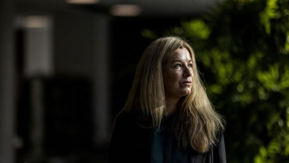 Rikke Bay Haaber er sundhedschef hos PFA, der er Danmarks største pensionsselskab. Nu sender pensionskæmpen et budskab til kvinder i overgangsalderen. 