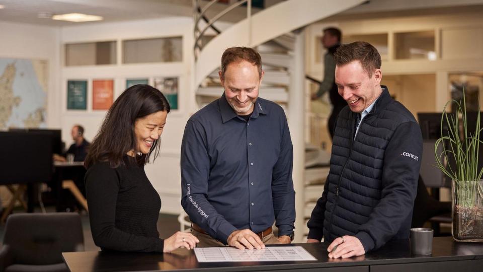 Der er store demografiske forskydninger i kommunerne. Behovet for ungdomsboliger, klasselokaler og lægehuse ændrer sig hurtigt. Her giver modulbyggeri mulighed for at skalere op og ned på en måde, som traditionelt byggeri ikke kan, så midlertidighed er ikke et fy-ord hos os”, siger Lene Mi Ran Kristiansen (tv.).