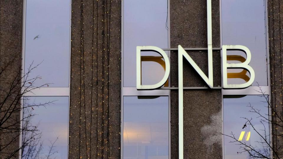Den norske storbank DNB leverer lavere regnskabstal på toplinjen, end analytikerne havde ventet. Det udløser dyk til kursen. 