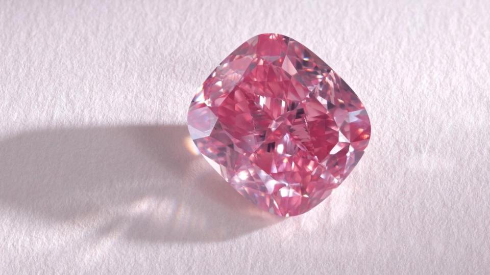 Auktionshuset Sotheby’s sætter den lyserøde diamant “The Glowing Rose” under hammeren.