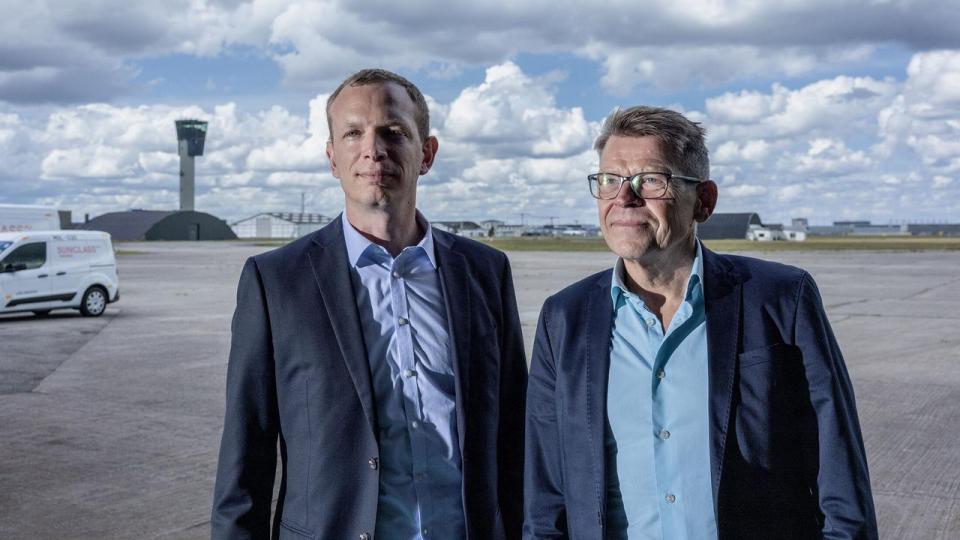 De to adm. direktører Jan Vendelbo fra Spies (t.h.) og Valdemar Warburg fra Sunclass Airlines (t.v.) glæder sig over selskabernes årsregnskaber. De er begge en del af Nordic Leisure Travel Group. 