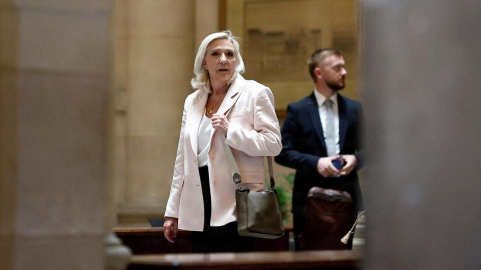 Marine Le Pen ankommer til appeldomstolen i Paris.