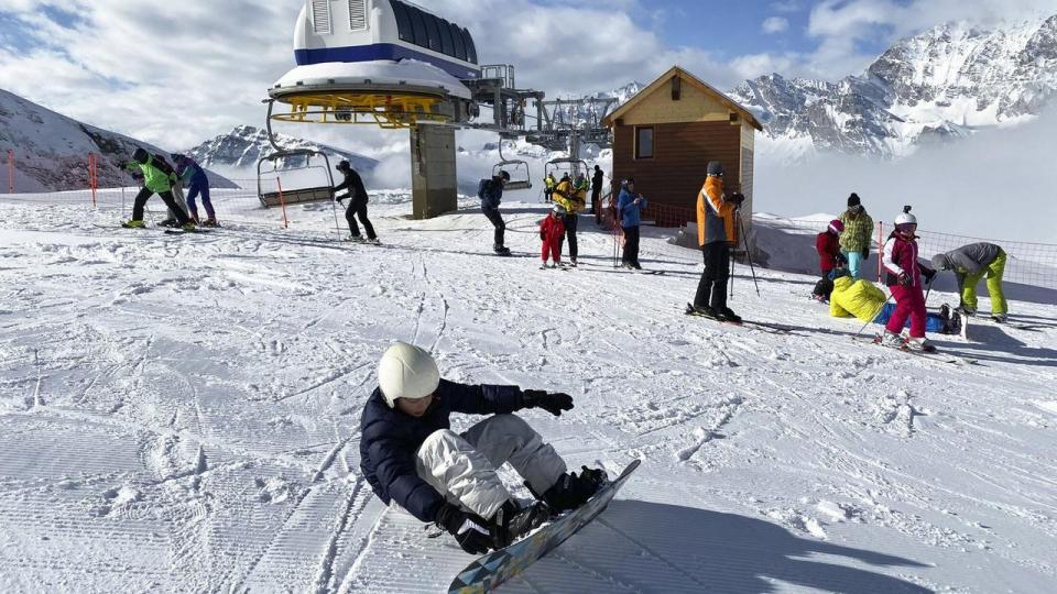 Dansk dreng på skiferie i Italien, hvor det ikke længere kun er børn, men nu også voksne skiløbere, der skal bære hjelm.