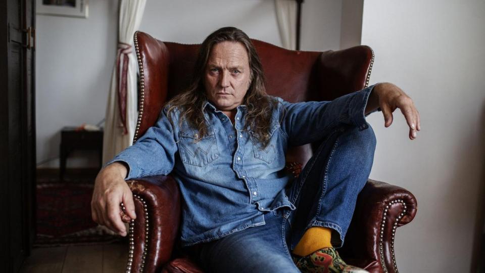 Musiker og forsanger i D-A-D, Jesper Binzer, understreger, at der ligger “blod, sved og tårer” i arbejdet med D-A-D's sange. 