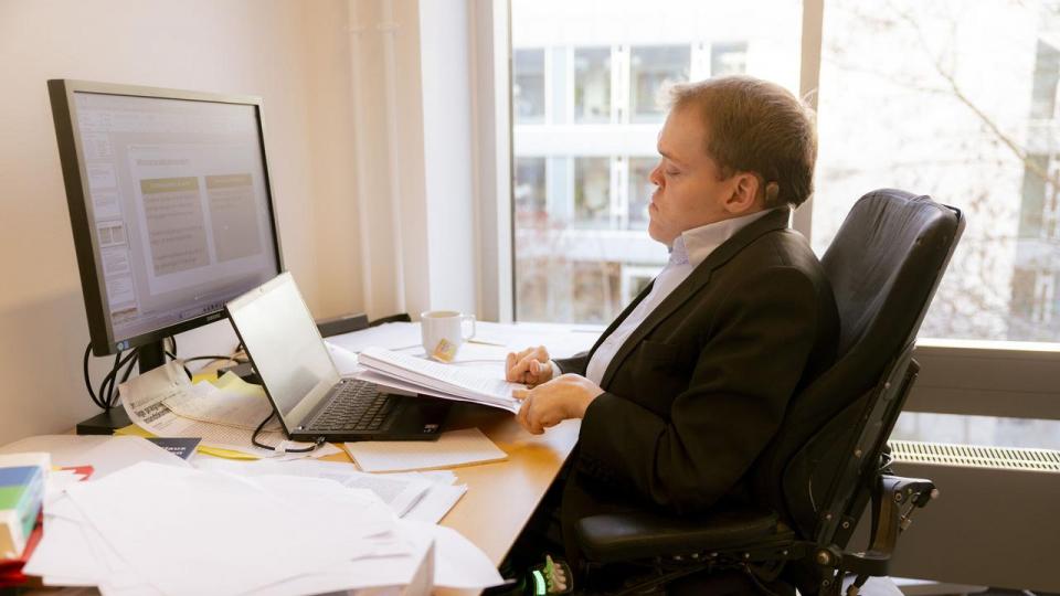 Loven bør laves om, så ministres lovbrud i fremtiden kan blive vurderet i de undersøgelseskommissioner, som Folketinget flittigt har nedsat over den seneste årrække. Sådan lyder anbefalingen i en ny afhandling, som ph.d.-forsker Kristian Hegaard i denne uge fik bedømt på Københavns Universitet. 