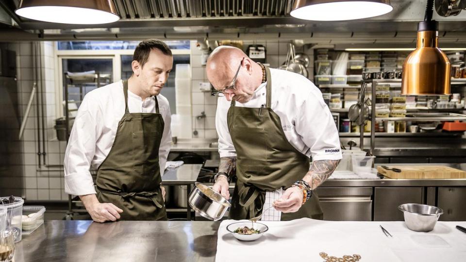 Allan Schultz (t.h.) står bag Parsley Salon i Hellerup, som fik en af de i alt seks nye michelinstjerner, guiden uddelte i mandags. 