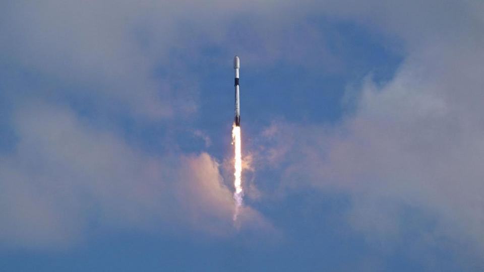 Testsatellitten skal efter planen med om bord på en Falcon 9-raket fra SpaceX, der ses tilsvarende her på billedet.