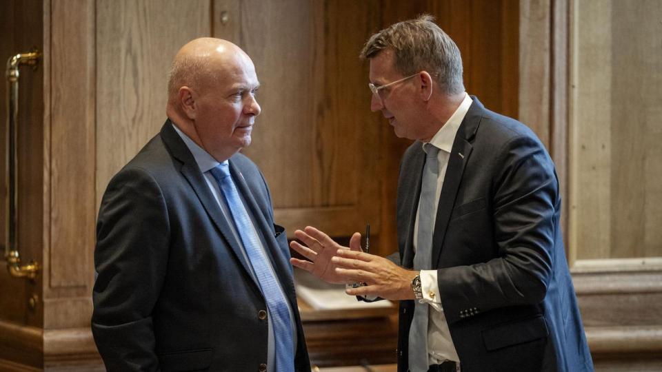 Søren Gade (V) og Troels Lund Poulsen (V) under møde i Folketingssalen d. 3. september 2026. 