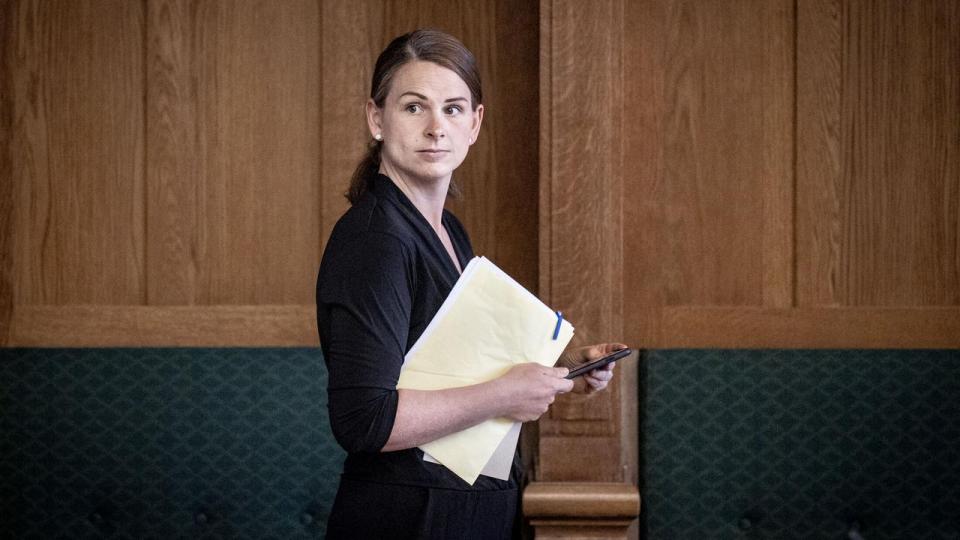 Konservatives politiske ordfører, Mette Abildgaard, åbner for at gøre en lavere elafgift permanent, hvis en sænkelse af fødevaremomsen viser sig at skabe store administrative omkostninger.