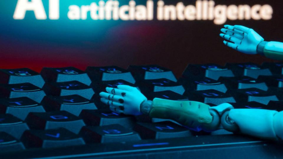Når en medarbejder ansættes, har vedkommende et cpr-nummer, en kontrakt og en forsikring. Når en autonom AI-agent aktiveres med tilsvarende økonomisk rækkevidde, sker det uden nogen af delene.