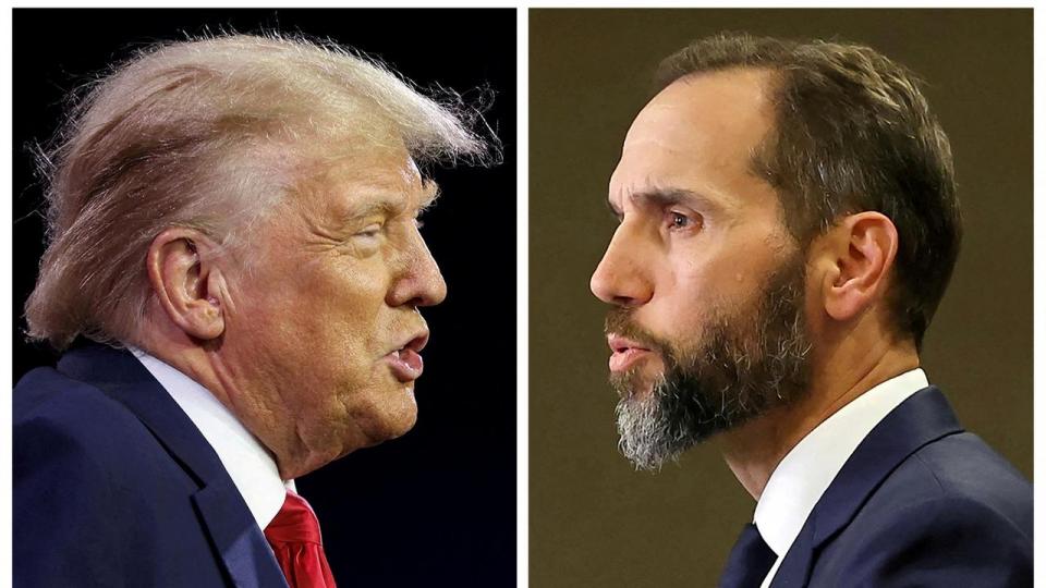 Anklager Jack smith (t.h.) har bedt en føderal dommer om at droppe sagen mod Donald Trump.