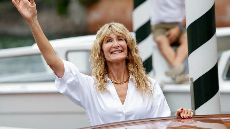 Laura Dern spiller hovedrollen i “Is This Thing On”. Men her er hun til filmfestivalen i Venedig i august – hun spiller også over for George Clooney i “Jay Kelly” – der var med i konkurrencen i august.