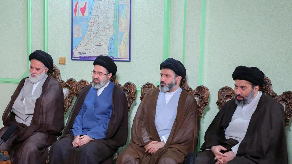 Mojtaba Khamenei (nr. 2 fra venstre) nævnes som et godt bud på Irans næste religiøse leder. Han mistede både sin far, hustru og andre slægtninge i et luftangreb i lørdags. 