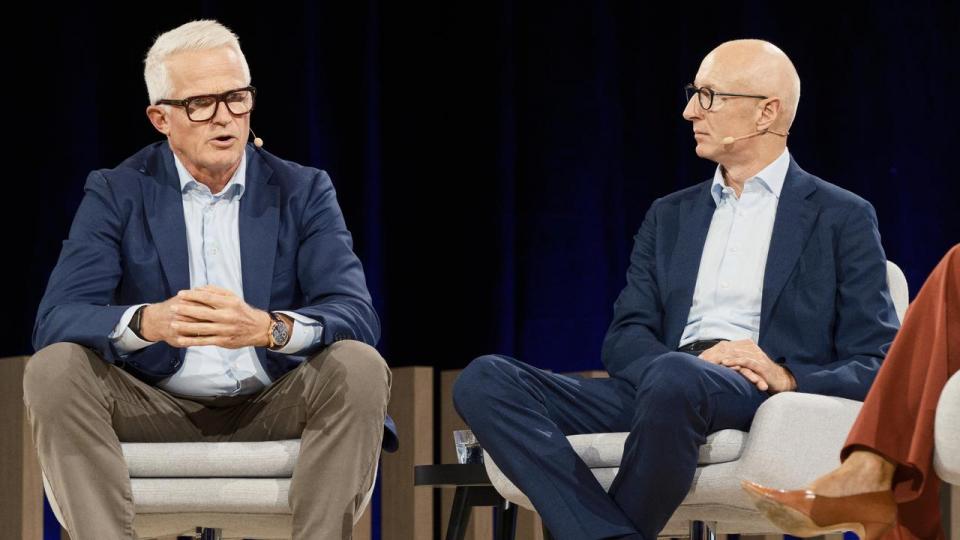 Tidligere Ørsted-topchef Mads Nipper (tv.) var sammen med tidligere Novo-topchef Lars Fruergaard Jørgensen (t.h.) på scenen ved DI Topmødet, hvor de fortalte om tiden efter topposten. Det inkluderer et fælles yogahold.