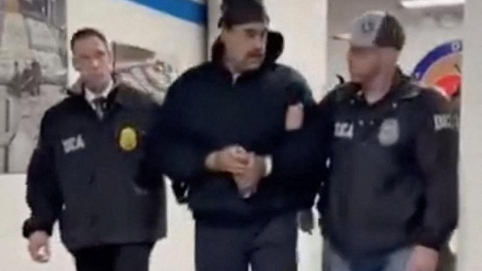 Et skærmbillede fra X-kontoen Rapid Response 47, der er en officiel konto under Det Hvide Hus, viser Venezuelas præsident, Nicolás Maduro, som eskorteres af amerikanske myndigheder i New York. 