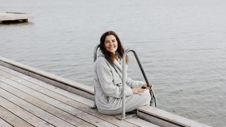 Anne Stampe Olesen, investor i “Løvens Hule”, har løbet den samme løberute fire gange om ugen kl. 5.20 i ti år. Hun mødes med fem andre kvinder og løber 10 km rundt om to søer og hopper til sidst i en af dem. 