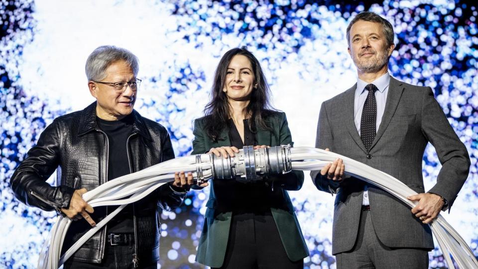 Nvidias topchef, Jensen Huang, DCAI’s daværende adm. direktør, Nadia Carlsten, og kong Frederik ved indvielsen af supercomputeren Gefion.