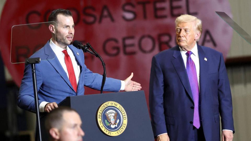 Clay Fuller (t.v.) fik opbakning fra præsident Trump ved et vælgermøde hos en stålvirksomhed i byen Rome i Georgia den 19. februar.