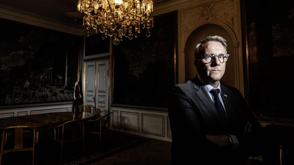 Erhvervsminister Morten Bødskov (S) vil ikke fortælle, hvornår regeringen er klar til at træffe en beslutning, der ifølge lovgivningen skulle være afgjort senest i tirsdags.