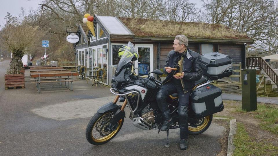 Morten Boje Hviid har købt i alt fem motorcykler og har to tilbage. Denne Honda Africa Twin 1100 kubik til sig selv og en mindre til sin 25-årige datter.