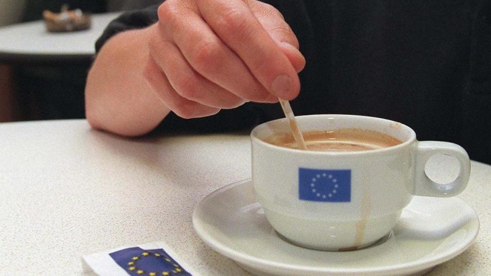 Fortolkningen af EU’s nye emballageforordning betyder, at en café med trykt logo på kaffekoppen kan ende med at blive betragtet som fabrikant med produktansvar.