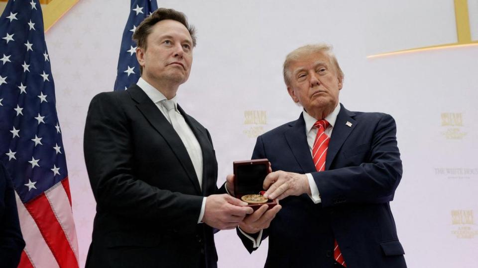 Tech-rigmanden Elon Musk fik torsdag overrakt en medalje af USA's præsident, Donald Trump. Musk lader til at være tilbage i præsidentens inderkreds efter et dramatisk brud mellem de to sidste år. 