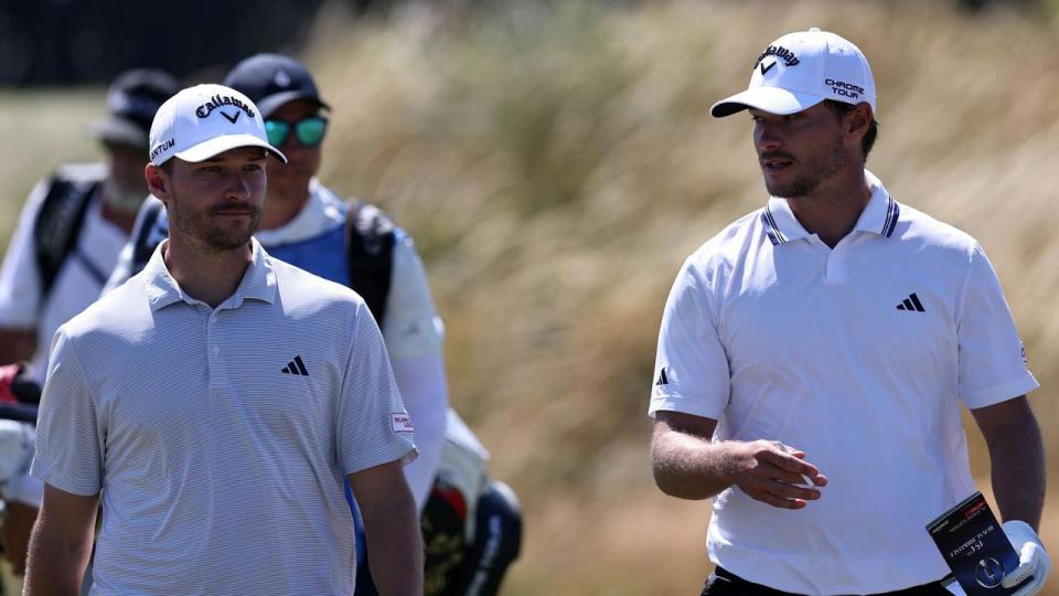 Nicolai Højgaard (t.v.) og Rasmus Højgaard fotograferet tidligere på måneden på Royal Birkdale Golf Clubs anlæg ved Southport nord for Liverpool. 