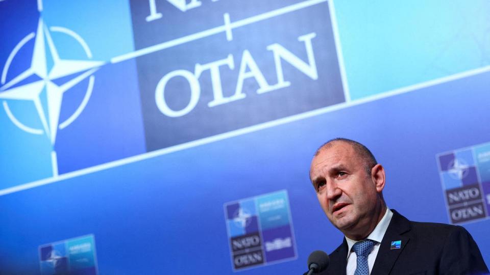 Bulgariens premierminister, Rumen Radev, siger, at sikkerheden vil blive styrket ved flere strategiske steder, og at overvågningen langs den bulgarsk-rumænske grænse vil blive øget.