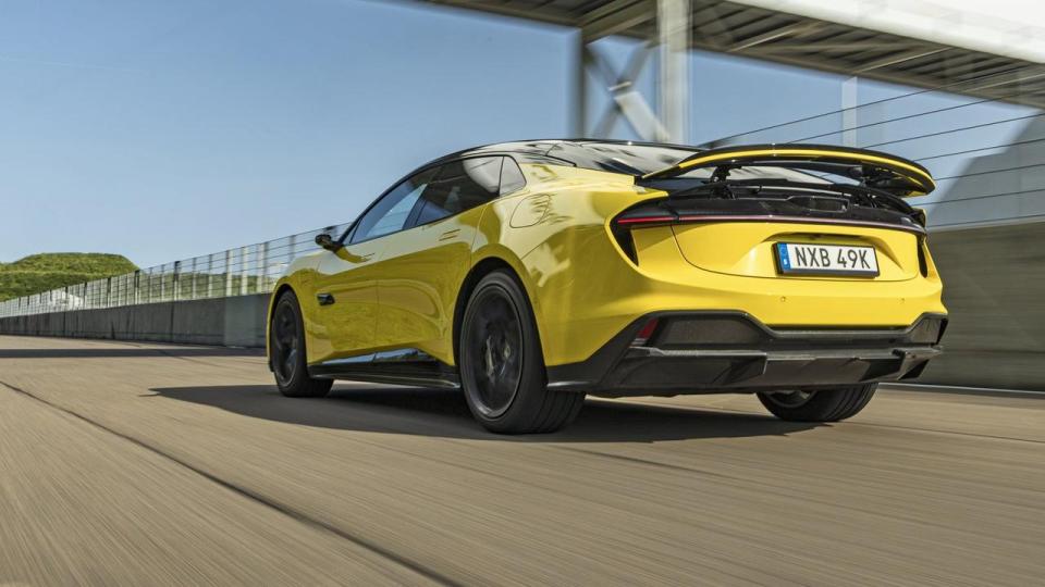 Lotus Emaya 900 Sport Carbon har Lotus’en aktiv hækspoiler og aktiv diffuser. Foran er der også aktiv aerodynamik.