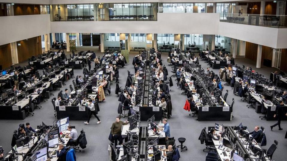 Tradere og analytikere på arbejde på Nordeas handelsgulv i København. Nordea vil i det kommende halvandet år nedlægge 1500 stillinger – svarende til 5 pct., af de ansatte som følge af indfasningen af AI i flere jobfunktioner.