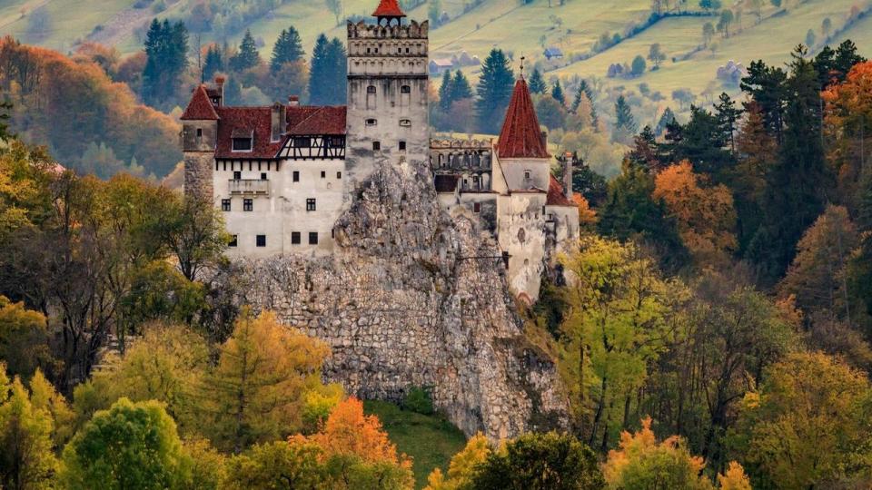 Bran-slottet i Transsylvanien er i romanen  hjem for grev Dracula. I dag er det en af landest største turistattraktioner.