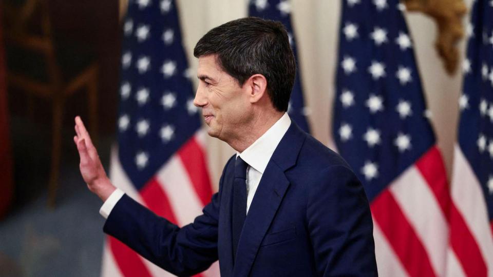 Kevin Warsh har overtaget formandsposten i den amerikanske centralbank, der udover at holde styr på inflationen også har et mål om at sikre maksimal beskæftigelse.