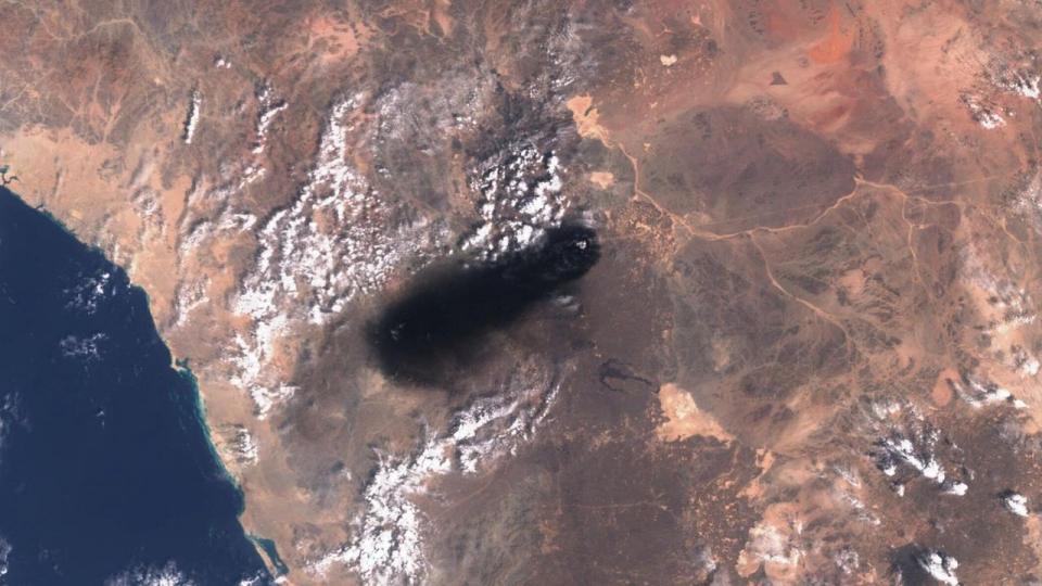 Et satellitfoto viser en tyk sort røg stige op efter et droneangreb ved øst-vest-rørledningen nær Medina. 