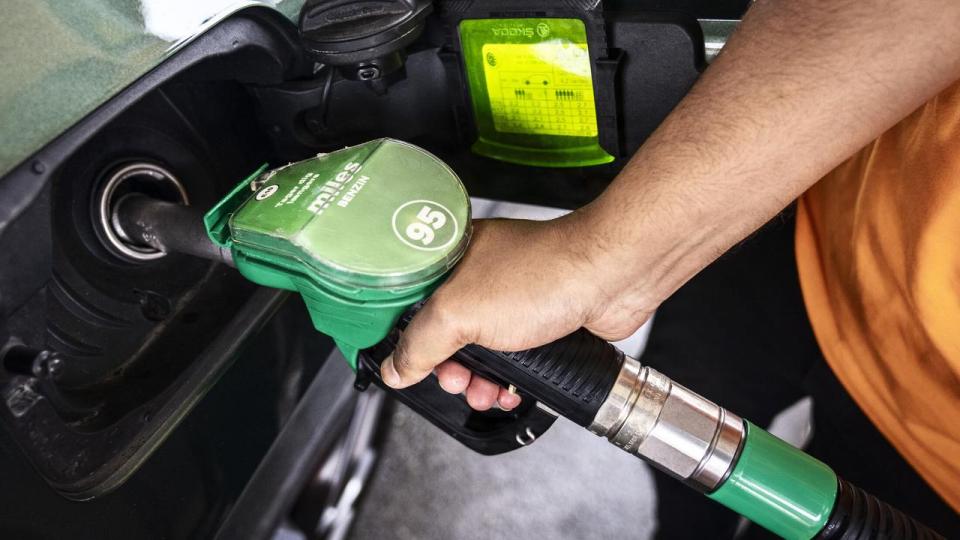 Benzinpriserne er braget i vejret under blokaden af Hormuzstrædet. Nu koster en liter benzin over 19 kr. i vejledende udsalgspris.