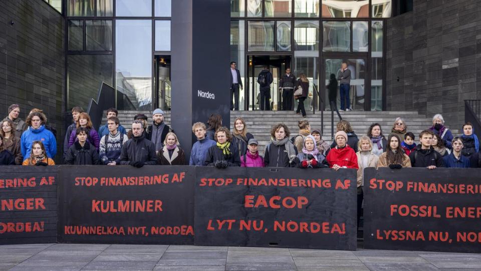 Klimaaktivister demonstrerer ved Nordeas generalforsamling sidste år. I år vil en række miljøorganisationer opfordre aktionærerne i Nordea til at stemme imod lån til selskaber, der henter olie og gas i Arktis.