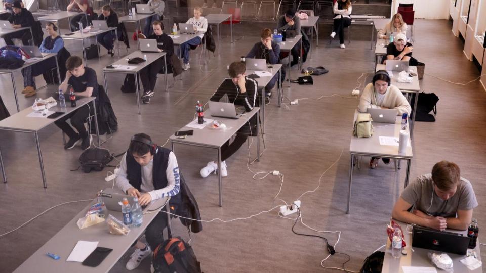 Skolen og ungdomsuddannelserne har en vigtig opgave. Unge skal være i stand til at forstå verden, deltage i demokratiet, indgå i fællesskaber, tænke selvstændigt, forholde sig kritisk og træffe deres egne valg. Derfor skal vi være varsomme med at konkludere, at mere AI automatisk giver bedre uddannelse.