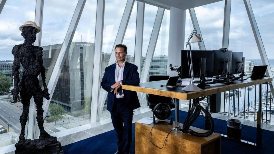 Saxo Banks adm. direktør, medstifter og storaktionær Kim Fournais, vurderer, at salget af en majoritetspost i den danske bank snart bliver godkendt af det schweiziske finanstilsyn.