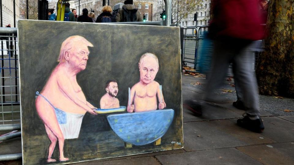 Et værk fra den satiriske kunstner Kaya Mar, med de tre præsidenter, Donald Trump, Volodymyr Zelenskyj og Vladimir Putin, i forbindelse med et topmøde mellem Frankrig, Tyskland og Storbritannien i London sidste år.