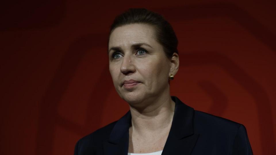 Mette Frederiksen gik på talerstolen ved ettiden natten til onsdag og erklærede, at hun var ærgerlig over tilbagegangen til S, men er klar til at regere videre.