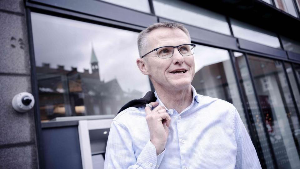 64-årige Lasse Nyby lagde i 2000 en ny strategi for Spar Nord. Det betød nye filialer, nyt logo og nyt navn – til både banken og dens adm. direktør. Nu vil Nykredit købe banken, og Nybys skæbne er uvis.