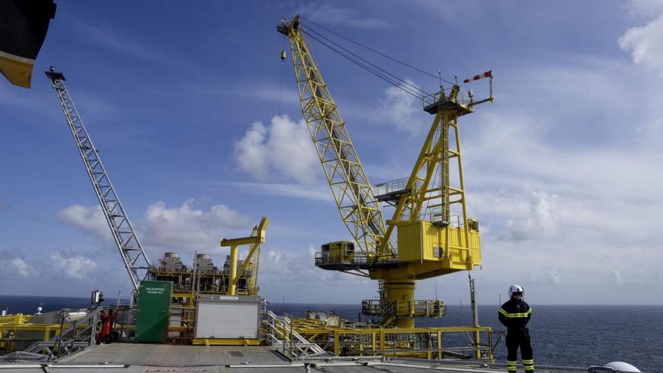 Tyra-platformen i Nordsøen er blevet aktiv igen og er med til at gøre Danmark tæt på selvforsynende med olie og gas. Regeringen lægger nu op til at forlænge licenser i netop nordsøen.