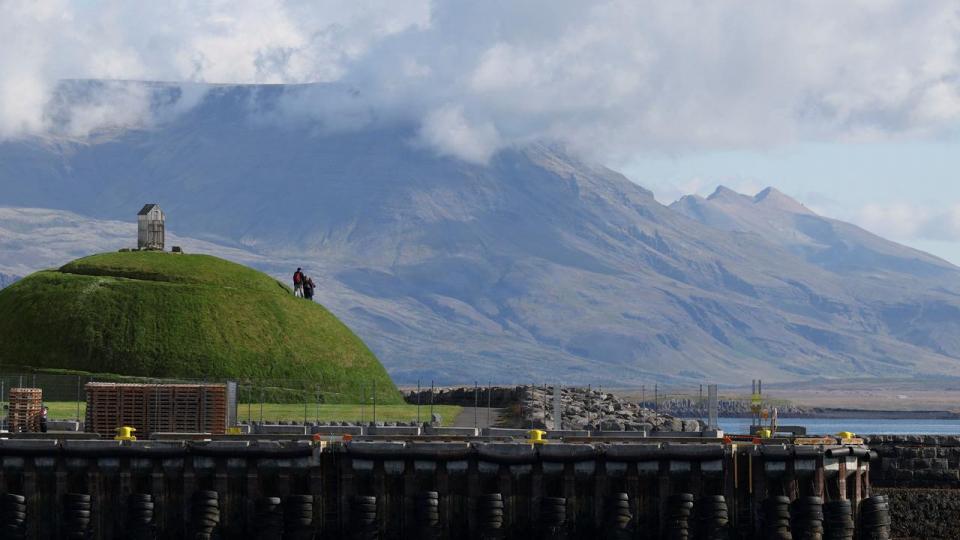 Folk står på Thufa-bakken ved siden af den gamle havn i Reykjavik forud for en afstemning i Island om genoptagelse af processen om medlemskab af EU.