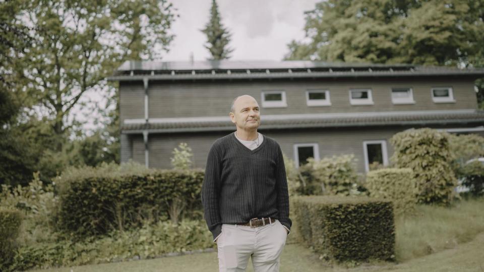 Da Andreas Modersohns gamle gasfyr brød sammen, gik han “fuld elektrisk” med solceller, varmepumpe, elbil og hjemmebatteri fra 1Komma5. Ifølge ham er familiens energiregning faldet fra 400-450 euro til omkring 70 euro om måneden.