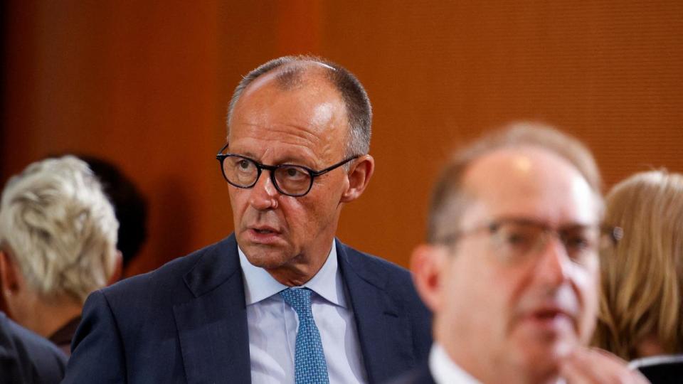 Efter kunhalvandet år som kansler, svirrer rygterne om, at Friedrich Merz skal forlade posten. Hans popularitet er i bund, hans parti CDU har haft mareridtsvalg. Lunten synes tændt, men kan han stadig nå at slukke ilden? 
