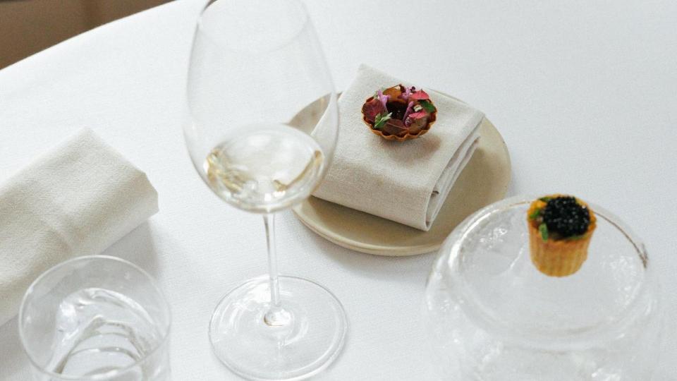 Restaurant Lille Mølle på Christianshavn opererer i michelinstjerneklassen. Her ses den aktuelle snackservering.