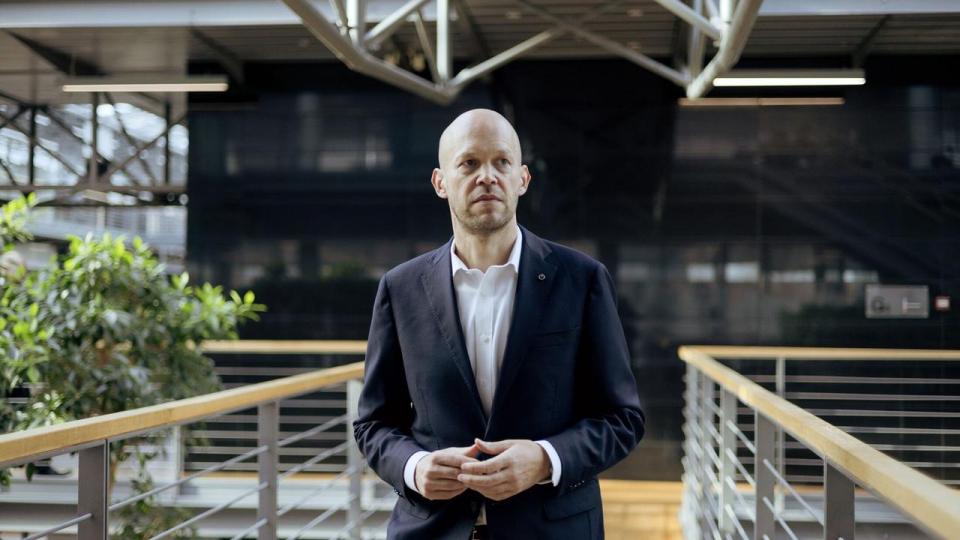 I starten af 2025 blev Rasmus Errboe udnævnt til topchef i Ørsted. Hans første år på posten bød på kriseplaner, et højspændt forløb, som kulminerede i danmarkshistoriens største kapitaludvidelse og direkte angreb fra Trump-administrationen. 